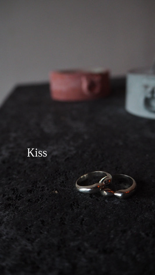 Ring “kiss”